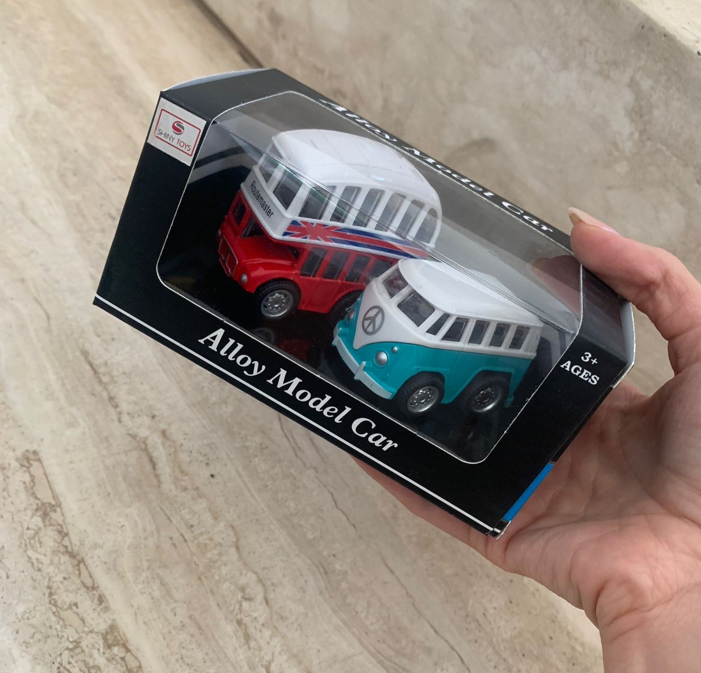Conjunto de 2 Carrinhos de Fricção em Metal - Ônibus Turismo e Kombi