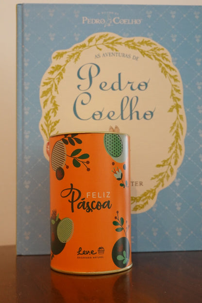 Kit Páscoa: Livro Pedro Coelho + Lata com 10 ovinhos LEVe Brigaderia