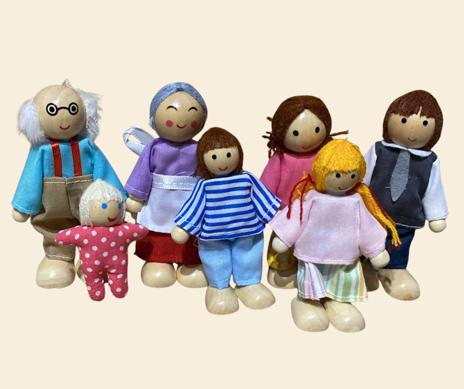 Familia de 7 Membros em Miniaturas de Madeira