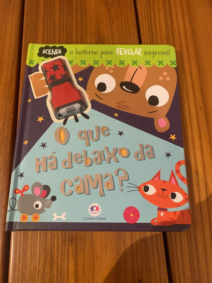 Livro Cartonado O que há debaixo da cama?