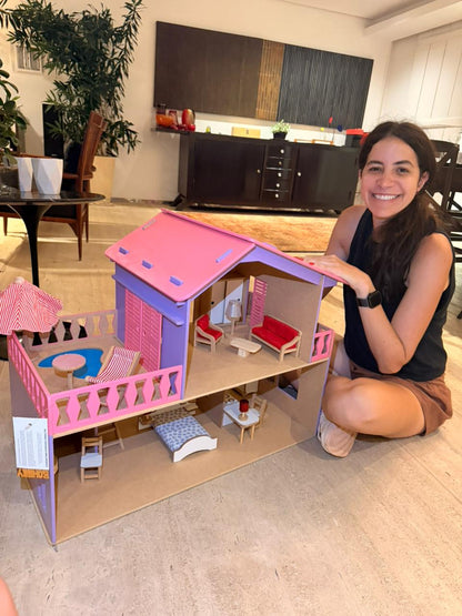 Casa com Piscina com Móveis Rosa e Lilás