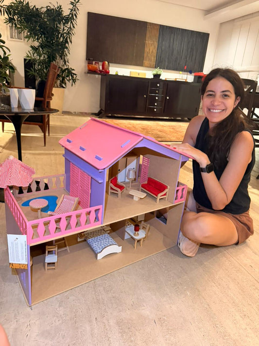 Casa com Piscina com Móveis Rosa e Lilás