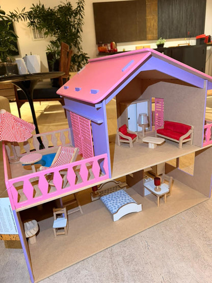 Casa com Piscina com Móveis Rosa e Lilás