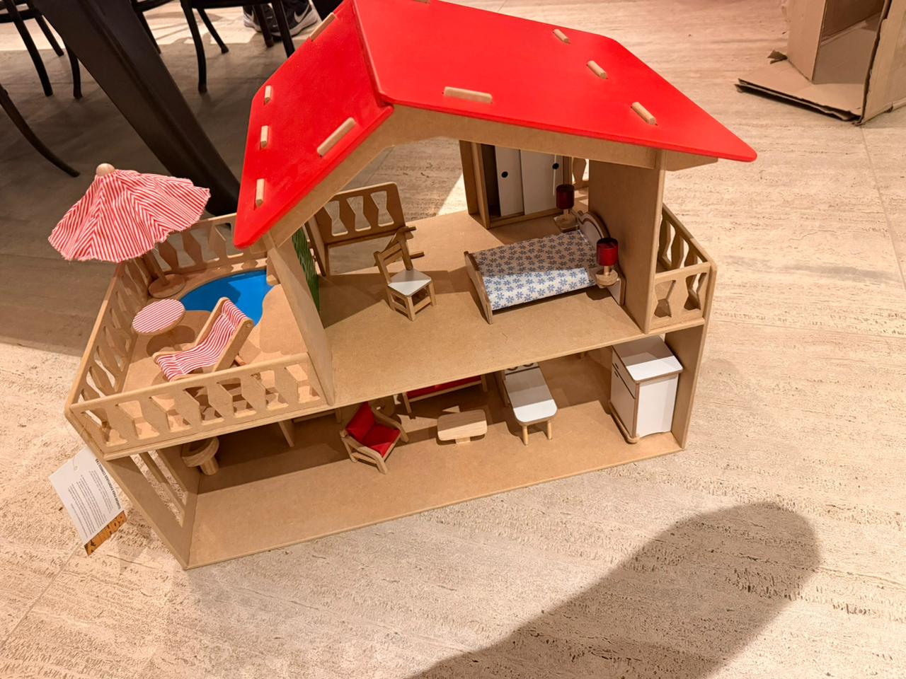 Casa telhado Vermelha com Piscina e Móveis