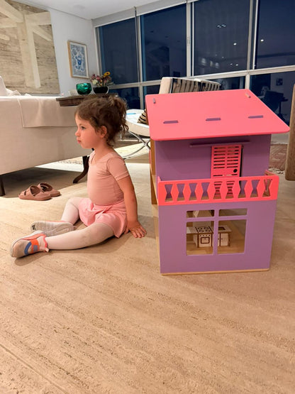 Casa com Piscina com Móveis Rosa e Lilás