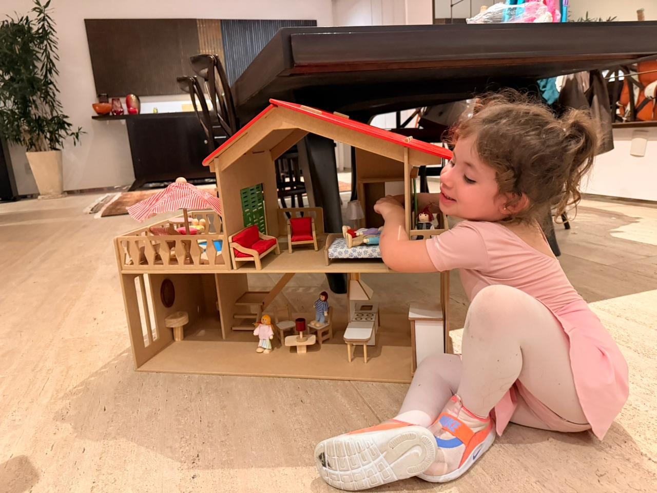 Casa telhado Vermelha com Piscina e Móveis