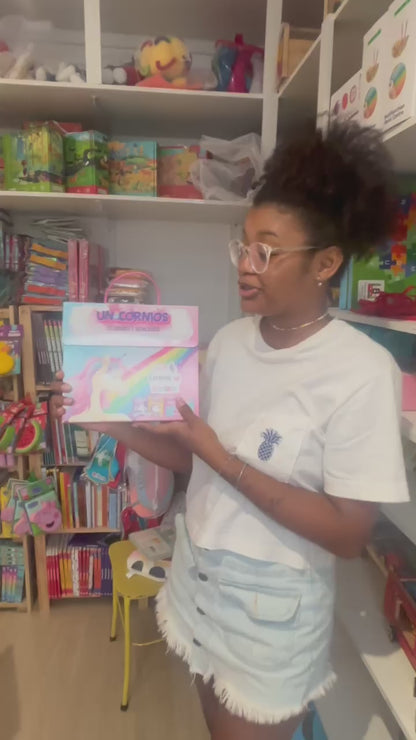 Livro - Unicórnios colorindo e brincando
